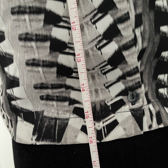 6𝒇𝒐𝒓$50 H&M crop top, back button shirt sleeve sizeS - Picture 6 of 7